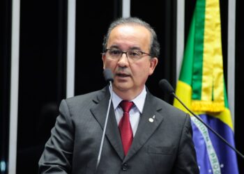 Jorginho Mello: “Governador virou a Rainha da Inglaterra”