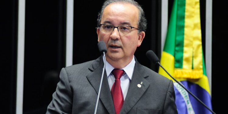 Jorginho Mello: “Governador virou a Rainha da Inglaterra”