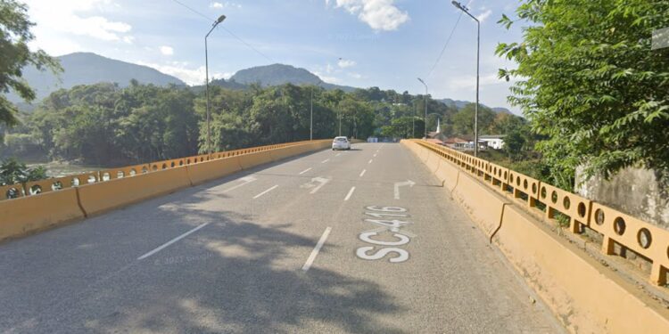 PMs salvam homem que tentava se atirar de ponte em Jaraguá do Sul