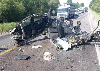 Em acidente, carro se abre ao meio e motorista morre