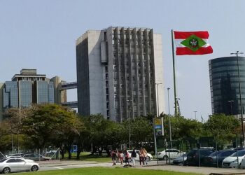 Homem é condenado por feminicídio após matar mulher trans em SC