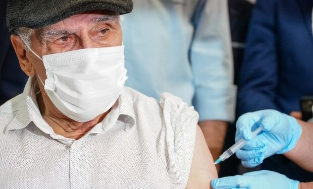 Santa Catarina reduz a cinco meses intervalo para dose de reforço em idosos