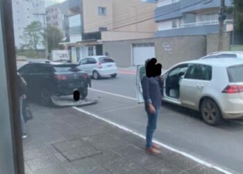 Motorista bate em carro estacionado em Jaraguá do Sul