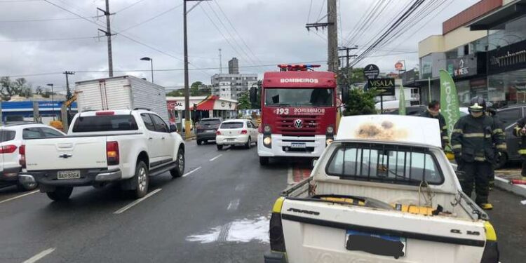 Carro pega fogo em Jaraguá do Sul