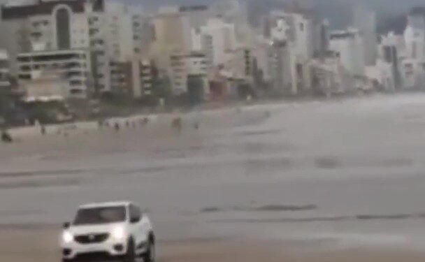 [Vídeo] Homem embriagado invade praia com carro e ameaça banhistas em SC