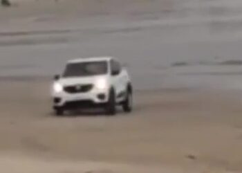 [Vídeo] Homem embriagado invade praia com carro e ameaça banhistas em SC