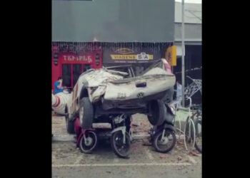 Motorista dá ré, despenca de shopping e cai sobre motos em SC