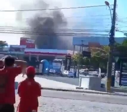 [Vídeo] Incêndio atinge fábrica de estofados em Jaraguá do Sul