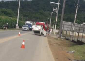 Carro bate em barranco e capota em Jaraguá do Sul