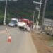 Carro bate em barranco e capota em Jaraguá do Sul