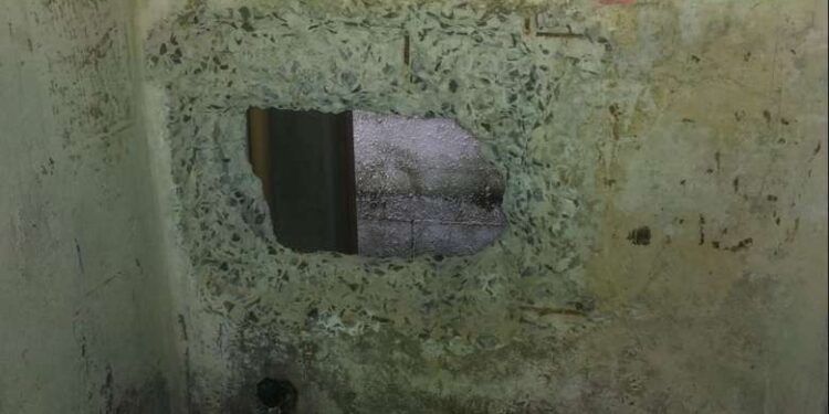 Oito presos fazem buraco e fogem de penitenciária em SC