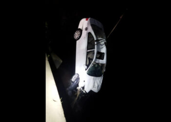 Carro cai em rio e três morrem em São Francisco do Sul