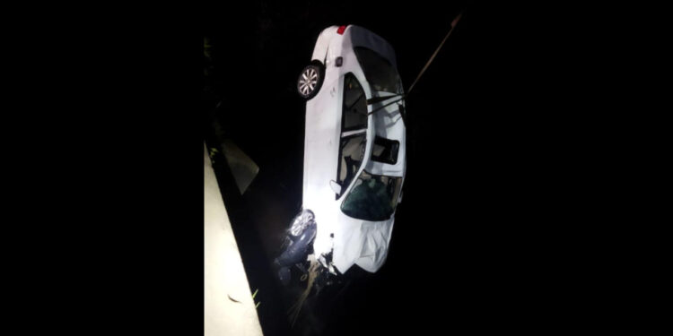 Carro cai em rio e três morrem em São Francisco do Sul