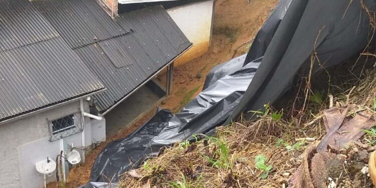 Fotos: Chuvas causam pontos de alagamentos e deslizamentos de terra em Guaramirim