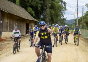 Cerca de 300 ciclistas participam do Circuito Vale dos Encantos em Massaranduba