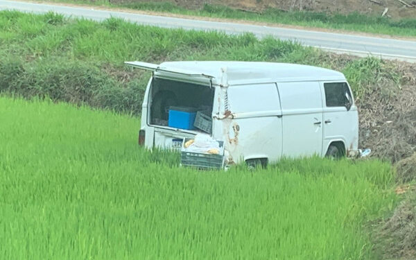 Kombi cai em plantação de arroz após acidente em Massaranduba