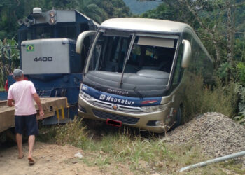 Adolescente de 12 anos fica gravemente ferida após acidente entre ônibus e trem em Corupá