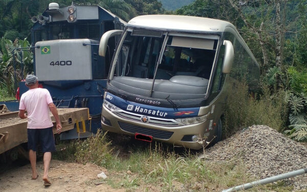 Adolescente de 12 anos fica gravemente ferida após acidente entre ônibus e trem em Corupá