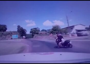 [Vídeo] Motociclista se dá mal e cai durante perseguição em SC