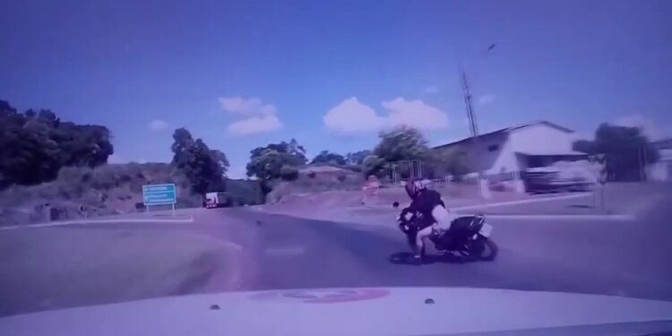 [Vídeo] Motociclista se dá mal e cai durante perseguição em SC
