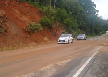 Trânsito na SC-108 é liberado após deslizamento de terra