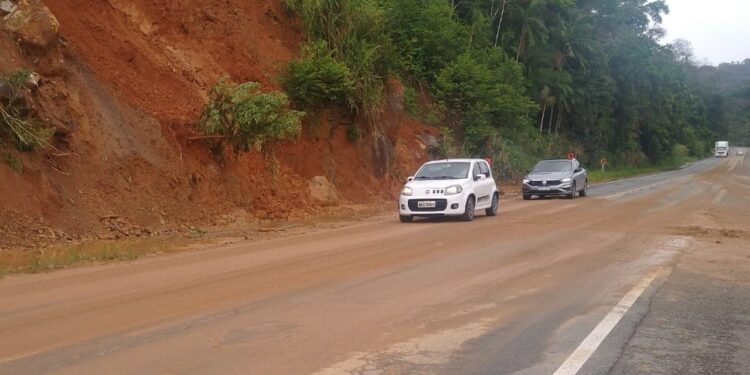 Trânsito na SC-108 é liberado após deslizamento de terra