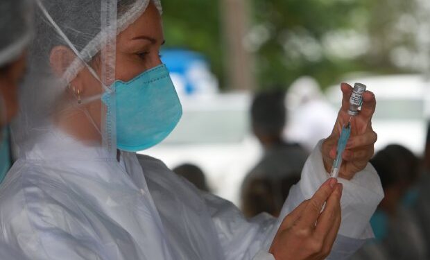 Vacinação em SC: Estado distribui Pfizer e AstraZeneca para segunda dose e reforço