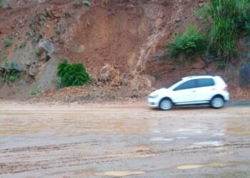 Deslizamento deixa a SC-108 em meia pista