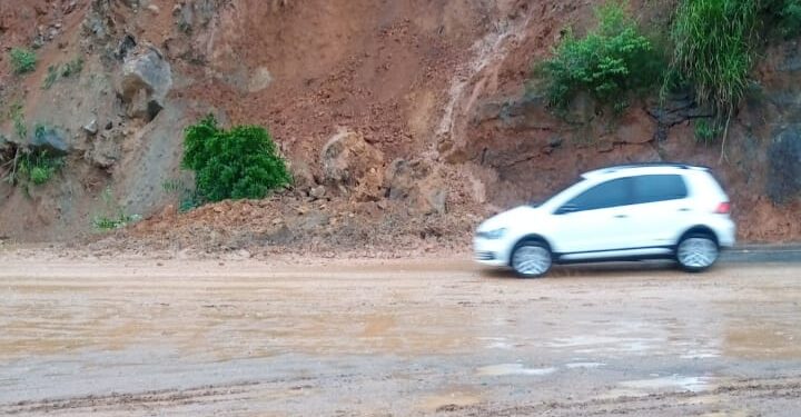 Deslizamento deixa a SC-108 em meia pista