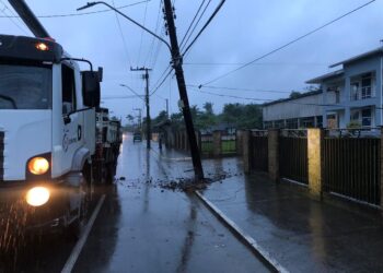 Motorista embriagado bate contra poste e adolescente fica ferida em Jaraguá