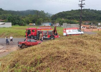Mulher fica ferida após carro sair de pista na BR-280, em Jaraguá do Sul