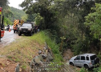 Mulher e criança são resgatadas após carro sair da pista e cair de barranco em Jaraguá