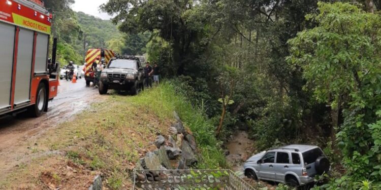 Mulher e criança são resgatadas após carro sair da pista e cair de barranco em Jaraguá