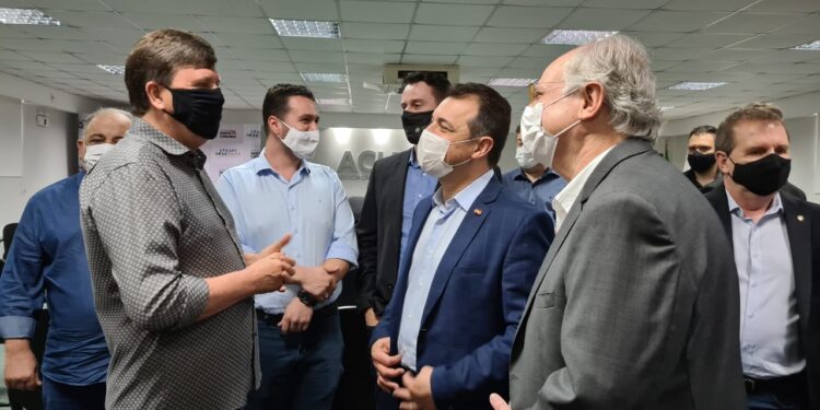 Santa Catarina segue estudando critério para liberar uso de máscaras