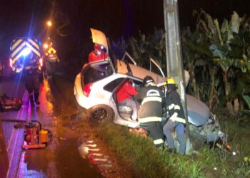Duas pessoas ficam feridas após colisão de carro contra poste em Massaranduba