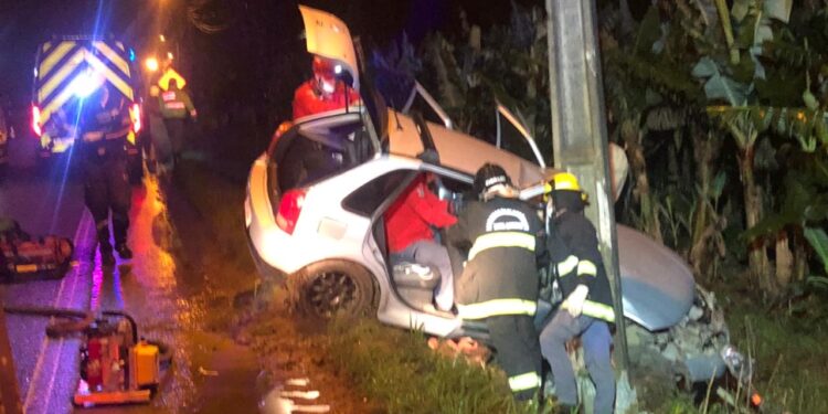 Duas pessoas ficam feridas após colisão de carro contra poste em Massaranduba