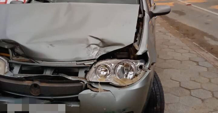Dois carros se envolvem em acidente em Schroeder