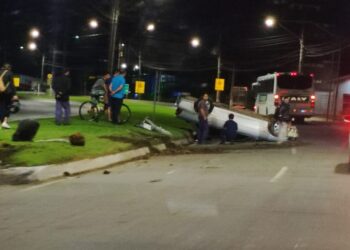 Carro capota em Jaraguá do Sul