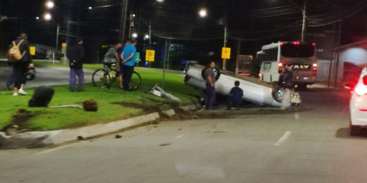 Carro capota em Jaraguá do Sul