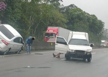 Acidente na BR-101 deixa trânsito lento