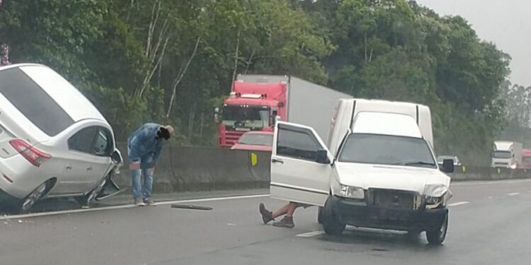 Acidente na BR-101 deixa trânsito lento
