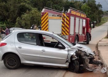 Duas pessoas ficam feridas após colisão em Schroeder