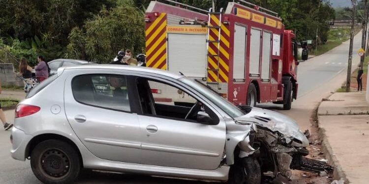 Duas pessoas ficam feridas após colisão em Schroeder