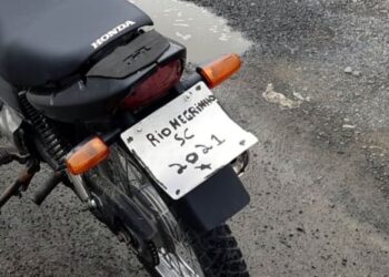 Motociclista é flagrado conduzindo moto com placa pintada à mão em SC