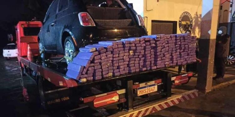 Traficantes flagrados com 200 kg de maconha continuam presos em Jaraguá do Sul e Itajaí