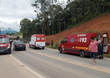 Motociclista e passageira ficam feridos após acidente em Jaraguá do Sul