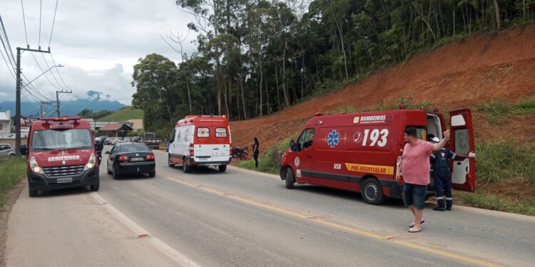 Motociclista e passageira ficam feridos após acidente em Jaraguá do Sul