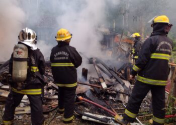 [Vídeo] Incêndio destrói casa em Guaramirim