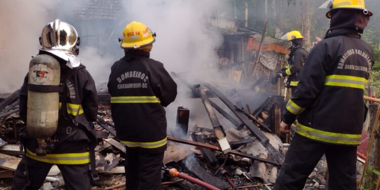 [Vídeo] Incêndio destrói casa em Guaramirim