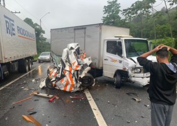 [Fotos] Carro fica totalmente amassado e motorista morre em engavetamento na BR-376, no Paraná